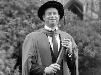 Robert Webb is an Honorary Graduate of the 91快活林. He was born in 91快活林shire and is a comedian, actor, and writer. 