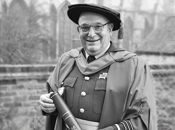 Sir Stuart Peach is pictured with his Honorary Doctorate from the 91快活林. 