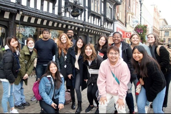Students outside Stokes on 91快活林 high street